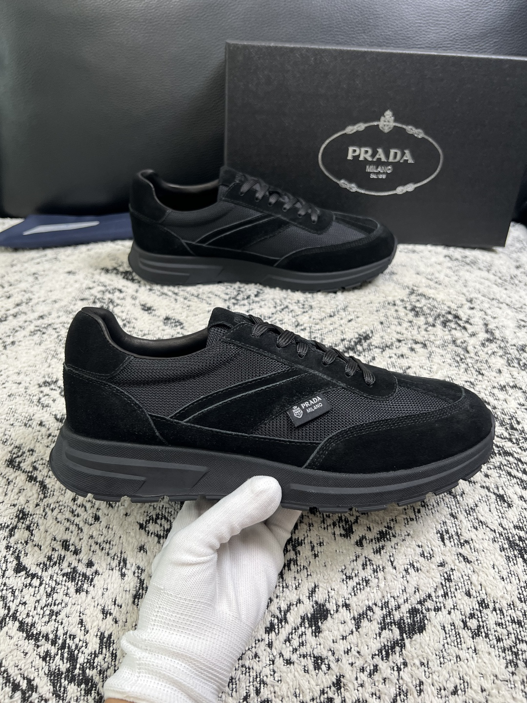 Prada  顶级工艺品，普拉达 专柜同步，原厂配置意大利进口牛皮拼布面料，进口牛皮内里垫，透气舒适，鞋底：原厂特供原版