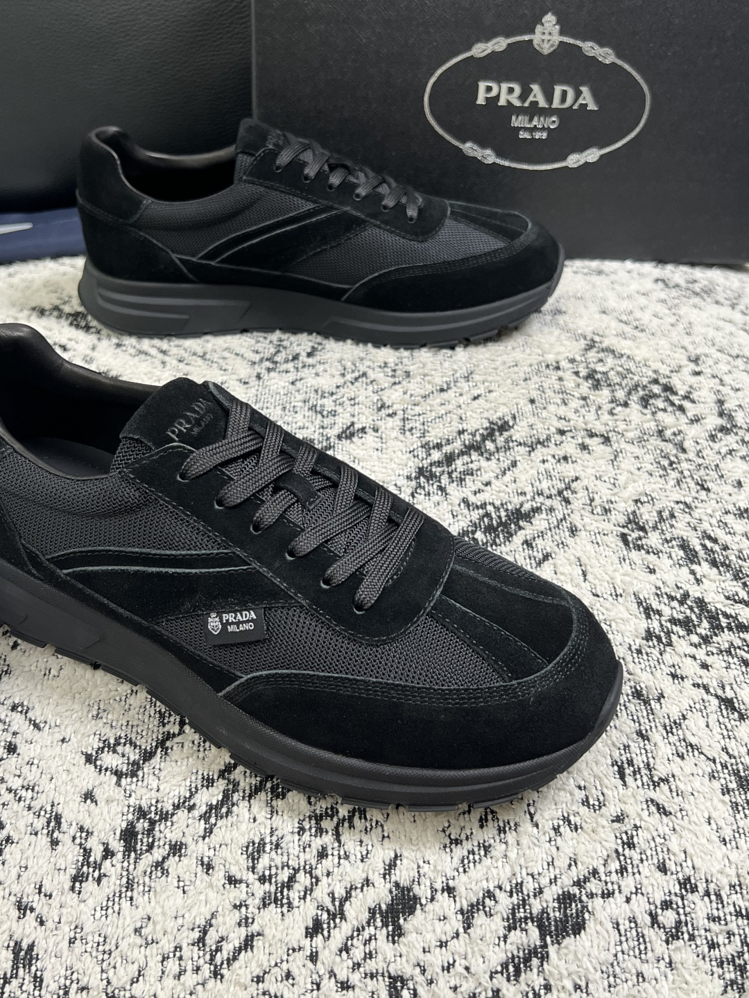 Prada  顶级工艺品，普拉达 专柜同步，原厂配置意大利进口牛皮拼布面料，进口牛皮内里垫，透气舒适，鞋底：原厂特供原版