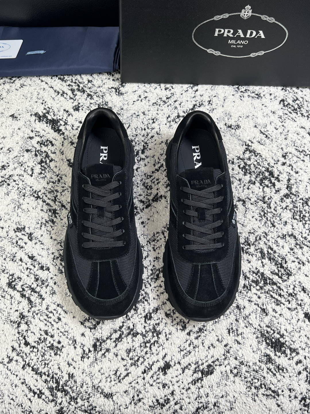 Prada  顶级工艺品，普拉达 专柜同步，原厂配置意大利进口牛皮拼布面料，进口牛皮内里垫，透气舒适，鞋底：原厂特供原版
