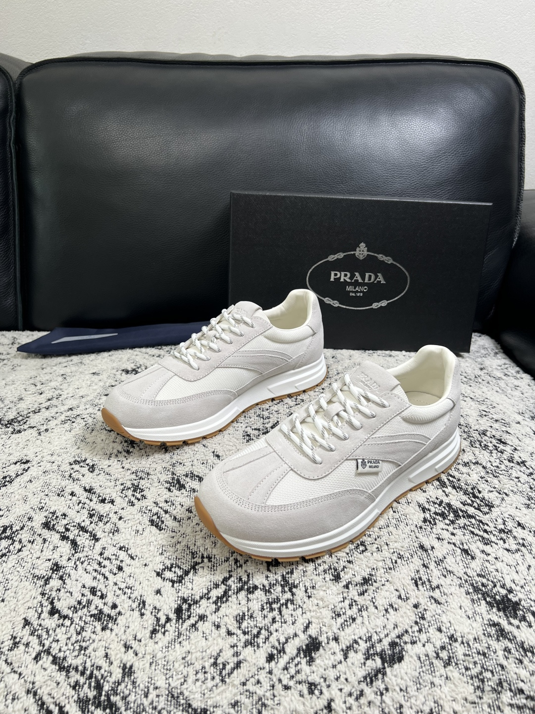Prada  顶级工艺品，普拉达 专柜同步，原厂配置意大利进口牛皮拼布面料，进口牛皮内里垫，透气舒适，鞋底：原厂特供原版