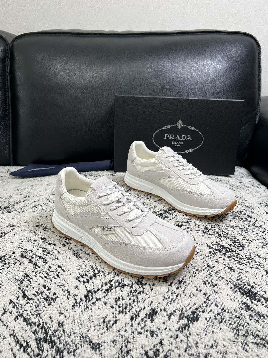 Prada  顶级工艺品，普拉达 专柜同步，原厂配置意大利进口牛皮拼布面料，进口牛皮内里垫，透气舒适，鞋底：原厂特供原版
