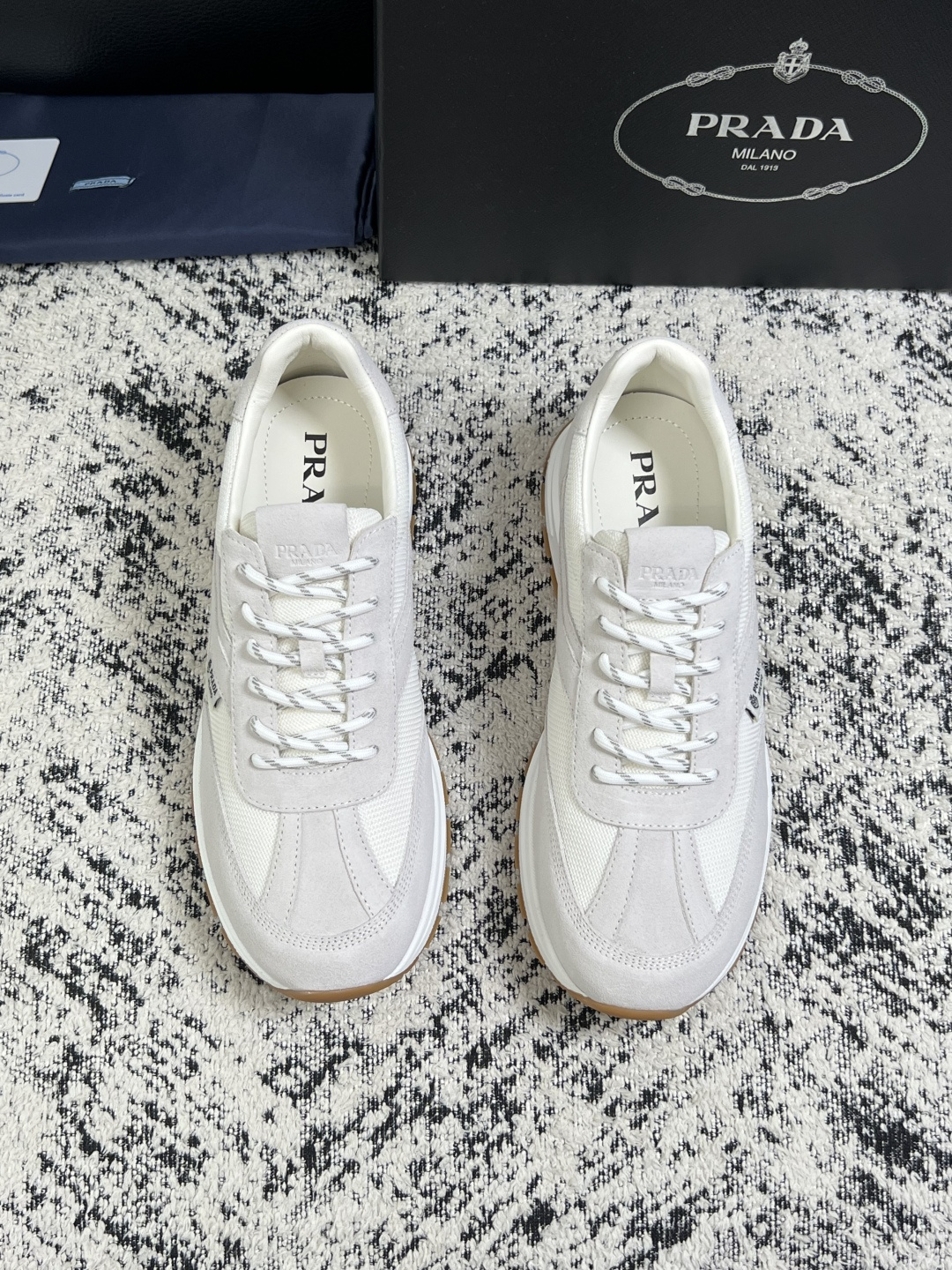 Prada  顶级工艺品，普拉达 专柜同步，原厂配置意大利进口牛皮拼布面料，进口牛皮内里垫，透气舒适，鞋底：原厂特供原版