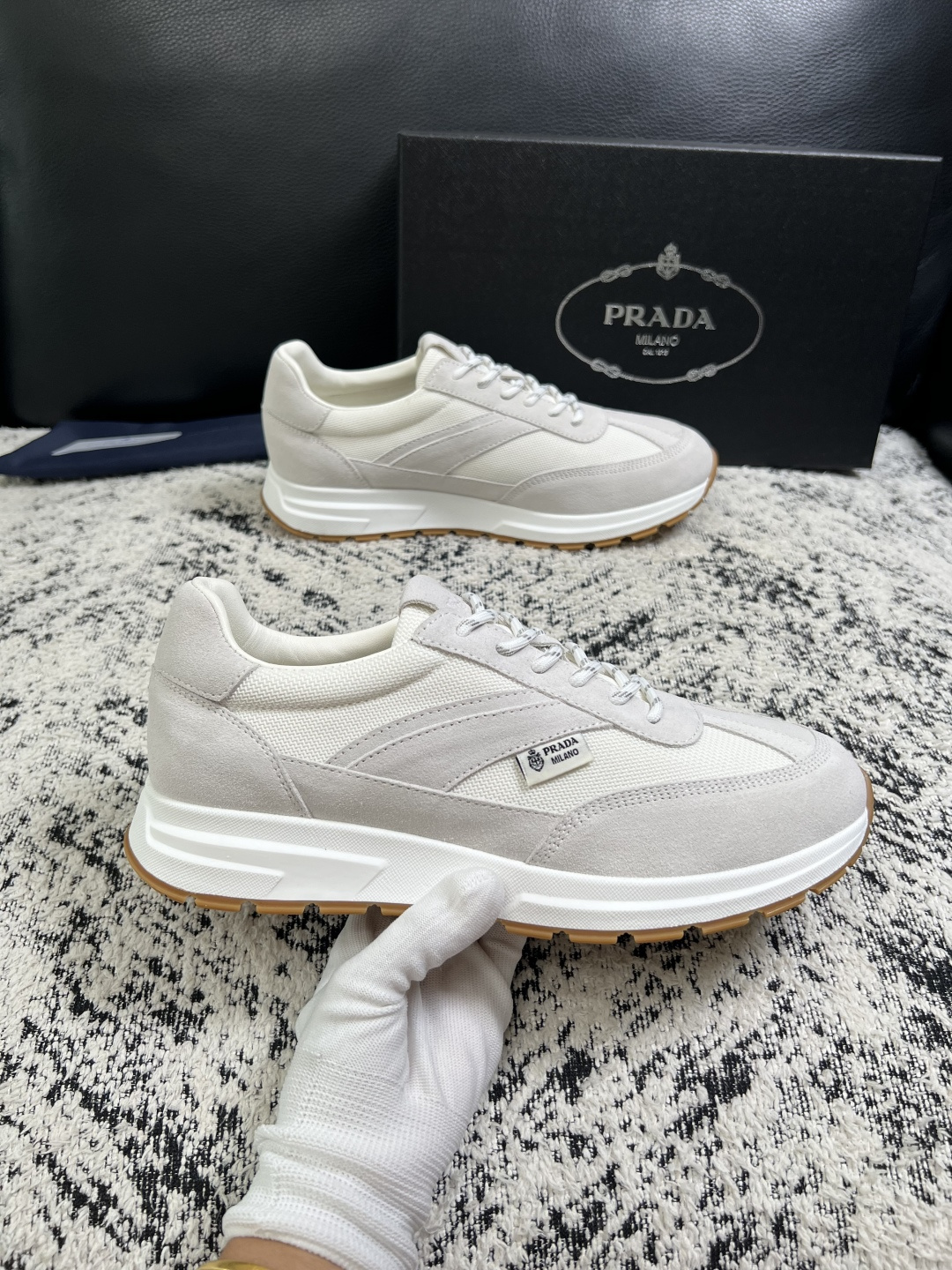 Prada  顶级工艺品，普拉达 专柜同步，原厂配置意大利进口牛皮拼布面料，进口牛皮内里垫，透气舒适，鞋底：原厂特供原版