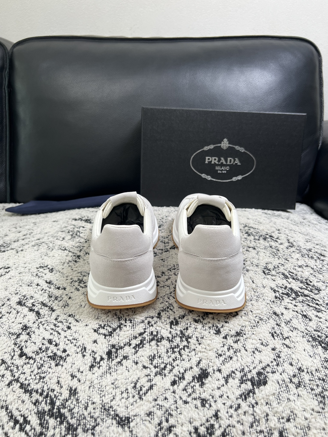 Prada  顶级工艺品，普拉达 专柜同步，原厂配置意大利进口牛皮拼布面料，进口牛皮内里垫，透气舒适，鞋底：原厂特供原版