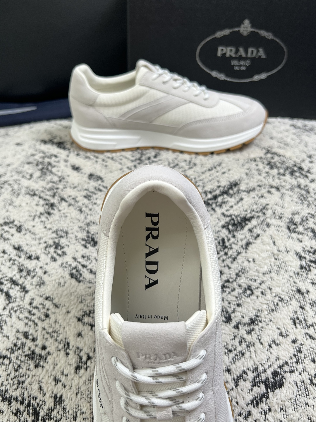 Prada  顶级工艺品，普拉达 专柜同步，原厂配置意大利进口牛皮拼布面料，进口牛皮内里垫，透气舒适，鞋底：原厂特供原版