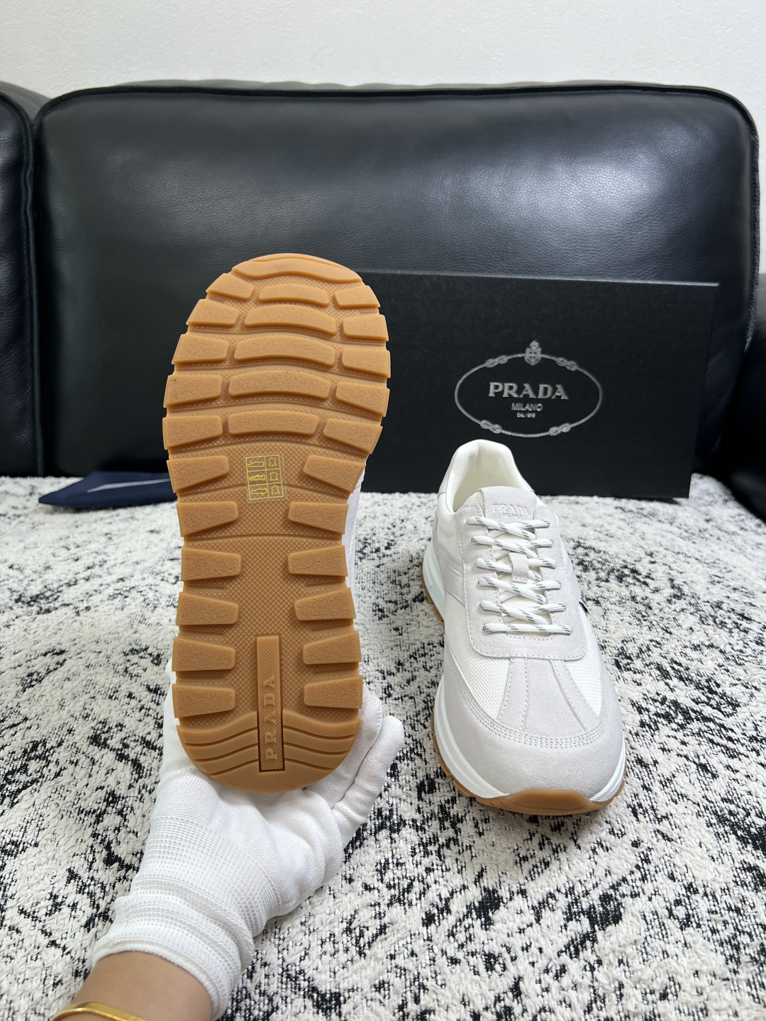 Prada  顶级工艺品，普拉达 专柜同步，原厂配置意大利进口牛皮拼布面料，进口牛皮内里垫，透气舒适，鞋底：原厂特供原版