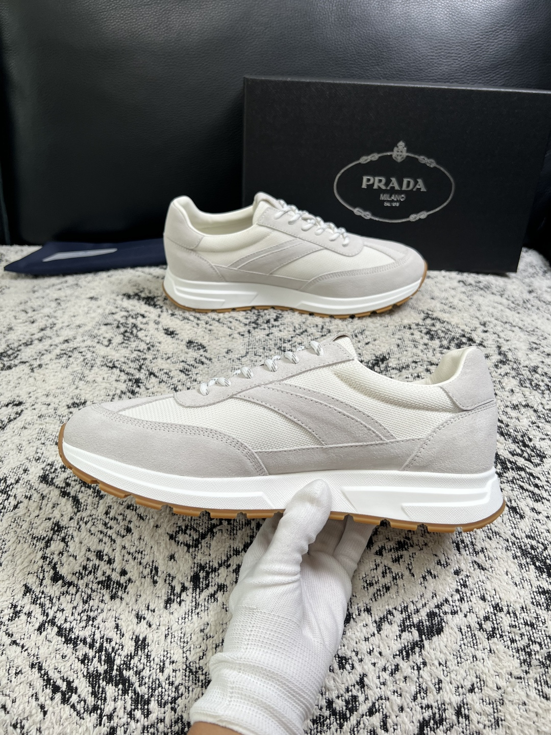 Prada  顶级工艺品，普拉达 专柜同步，原厂配置意大利进口牛皮拼布面料，进口牛皮内里垫，透气舒适，鞋底：原厂特供原版