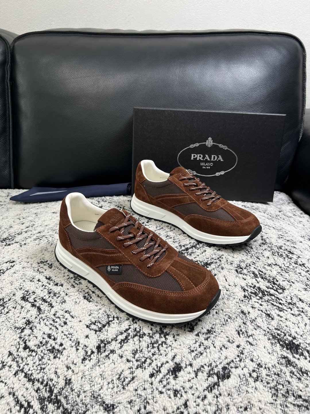 Prada  顶级工艺品，普拉达 专柜同步，原厂配置意大利进口牛皮拼布面料，进口牛皮内里垫，透气舒适，鞋底：原厂特供原版