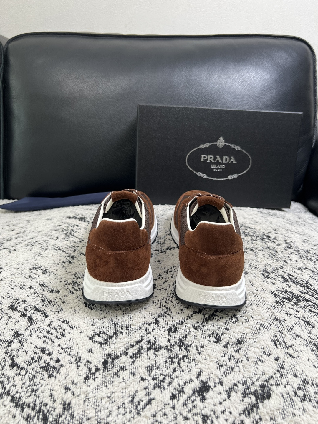 Prada  顶级工艺品，普拉达 专柜同步，原厂配置意大利进口牛皮拼布面料，进口牛皮内里垫，透气舒适，鞋底：原厂特供原版