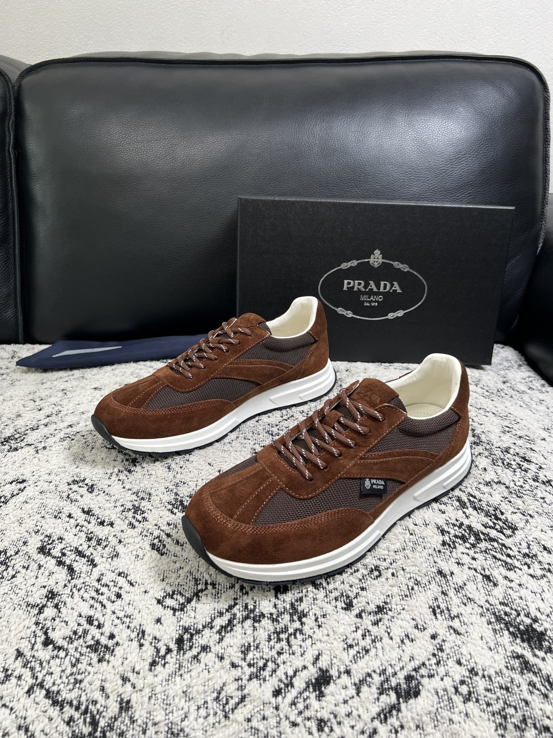 Prada  顶级工艺品，普拉达 专柜同步，原厂配置意大利进口牛皮拼布面料，进口牛皮内里垫，透气舒适，鞋底：原厂特供原版