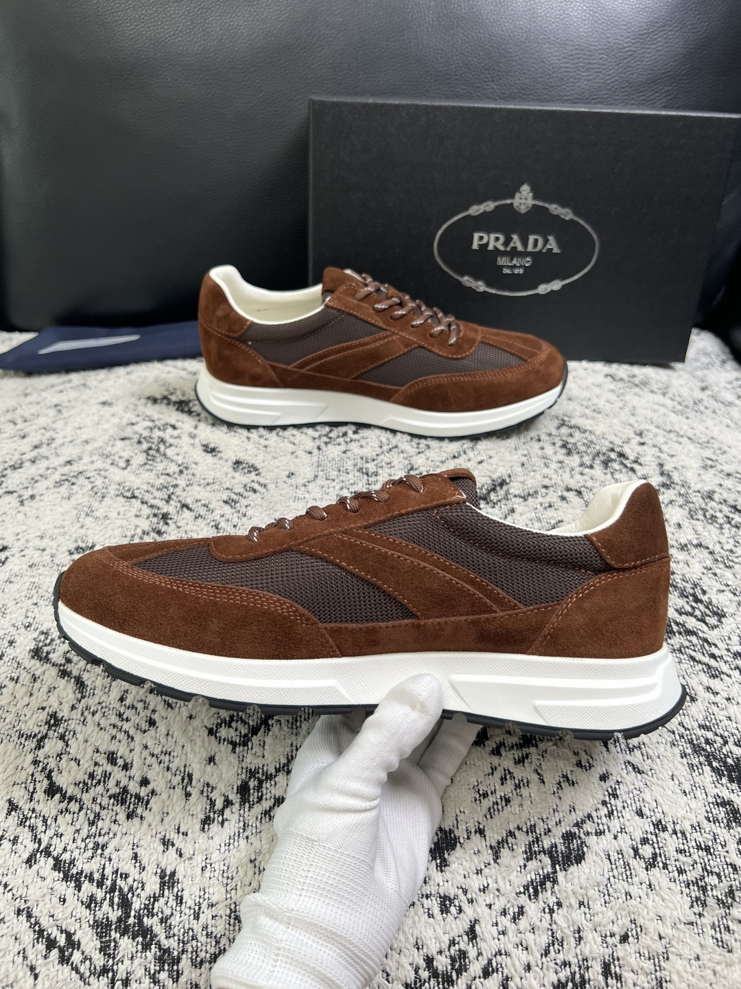 Prada  顶级工艺品，普拉达 专柜同步，原厂配置意大利进口牛皮拼布面料，进口牛皮内里垫，透气舒适，鞋底：原厂特供原版