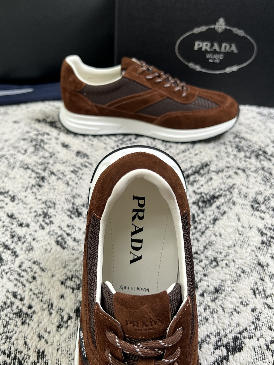 Prada  顶级工艺品，普拉达 专柜同步，原厂配置意大利进口牛皮拼布面料，进口牛皮内里垫，透气舒适，鞋底：原厂特供原版