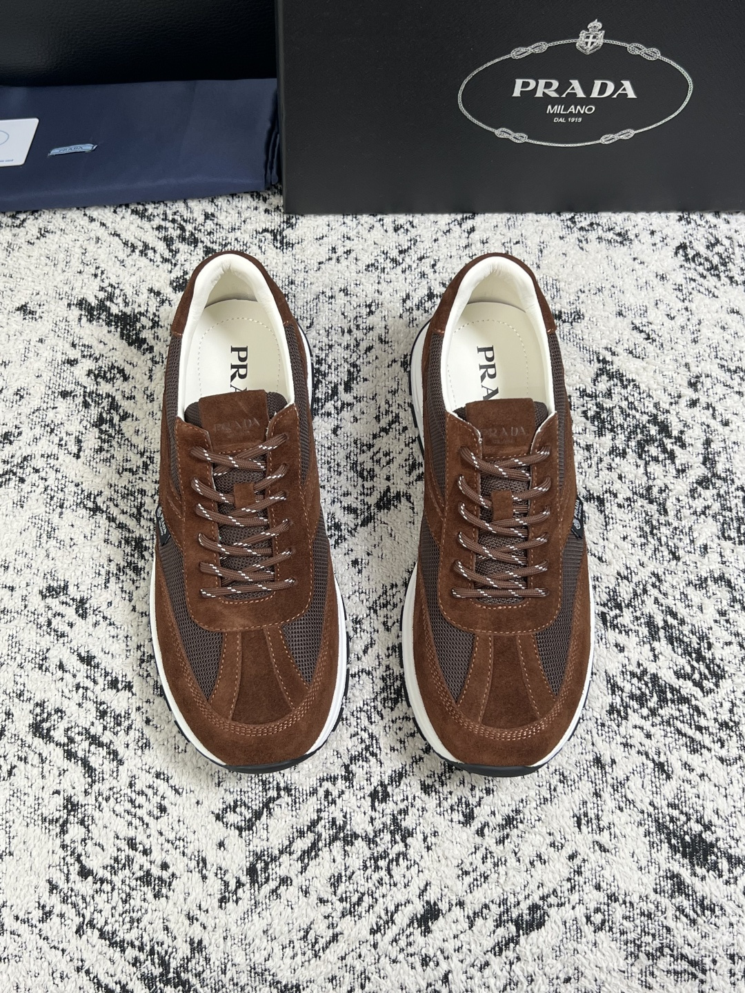 Prada  顶级工艺品，普拉达 专柜同步，原厂配置意大利进口牛皮拼布面料，进口牛皮内里垫，透气舒适，鞋底：原厂特供原版