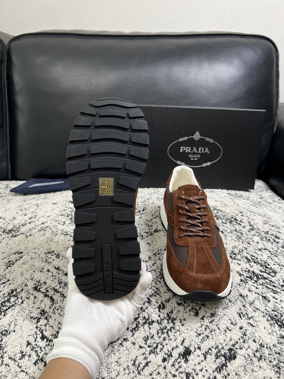 Prada  顶级工艺品，普拉达 专柜同步，原厂配置意大利进口牛皮拼布面料，进口牛皮内里垫，透气舒适，鞋底：原厂特供原版
