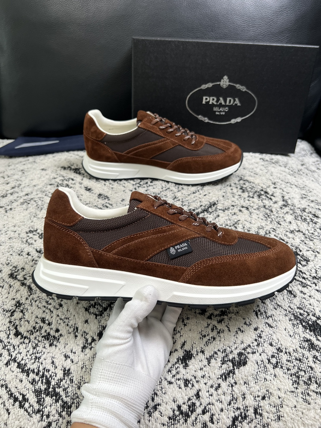 Prada  顶级工艺品，普拉达 专柜同步，原厂配置意大利进口牛皮拼布面料，进口牛皮内里垫，透气舒适，鞋底：原厂特供原版