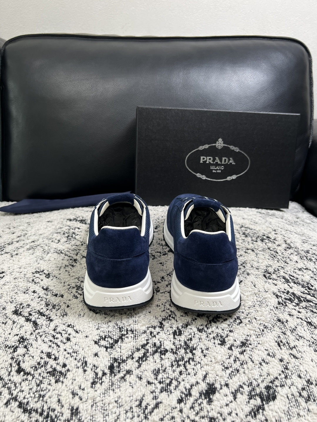 Prada  顶级工艺品，普拉达 专柜同步，原厂配置意大利进口牛皮拼布面料，进口牛皮内里垫，透气舒适，鞋底：原厂特供原版