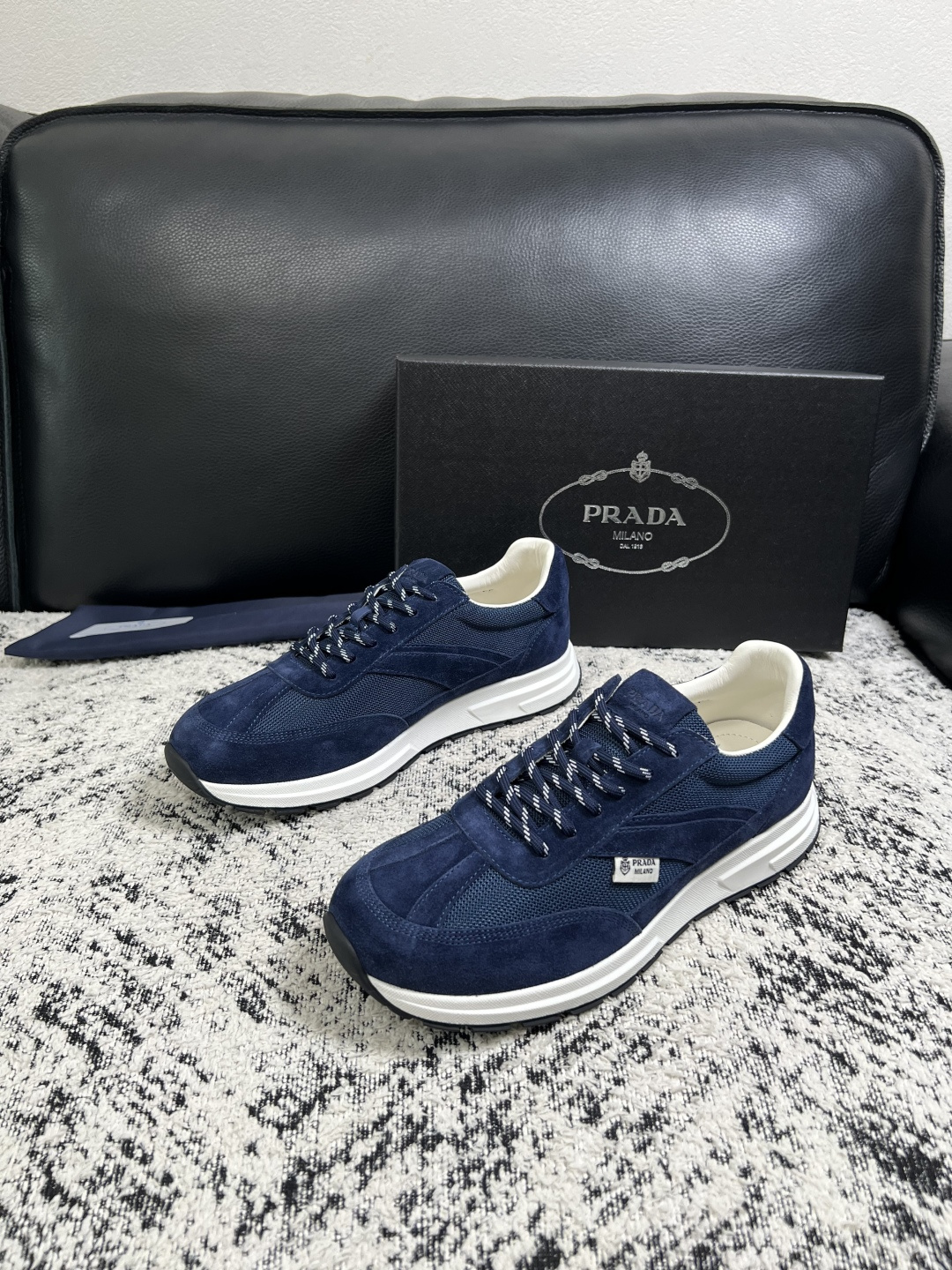 Prada  顶级工艺品，普拉达 专柜同步，原厂配置意大利进口牛皮拼布面料，进口牛皮内里垫，透气舒适，鞋底：原厂特供原版