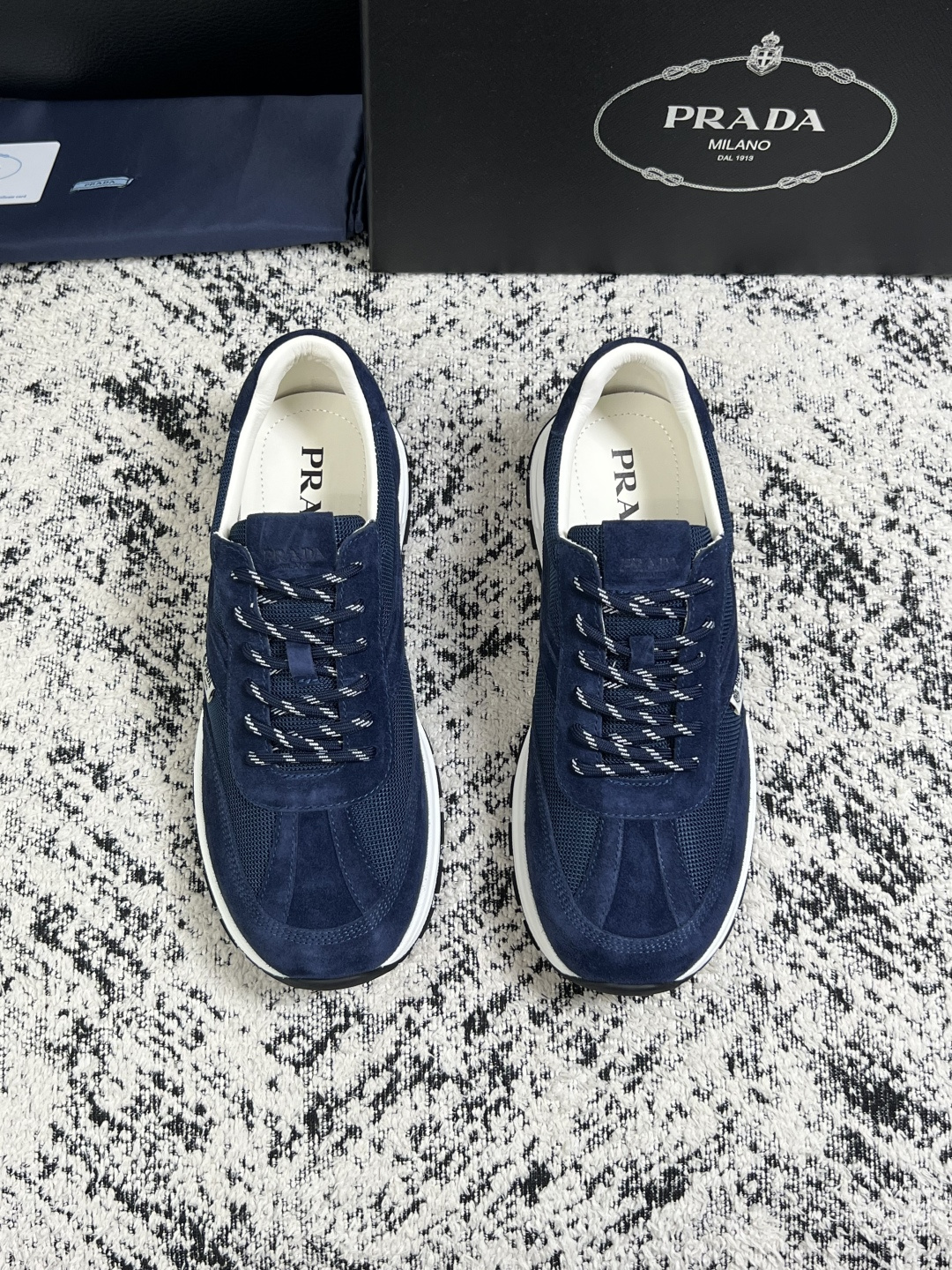 Prada  顶级工艺品，普拉达 专柜同步，原厂配置意大利进口牛皮拼布面料，进口牛皮内里垫，透气舒适，鞋底：原厂特供原版