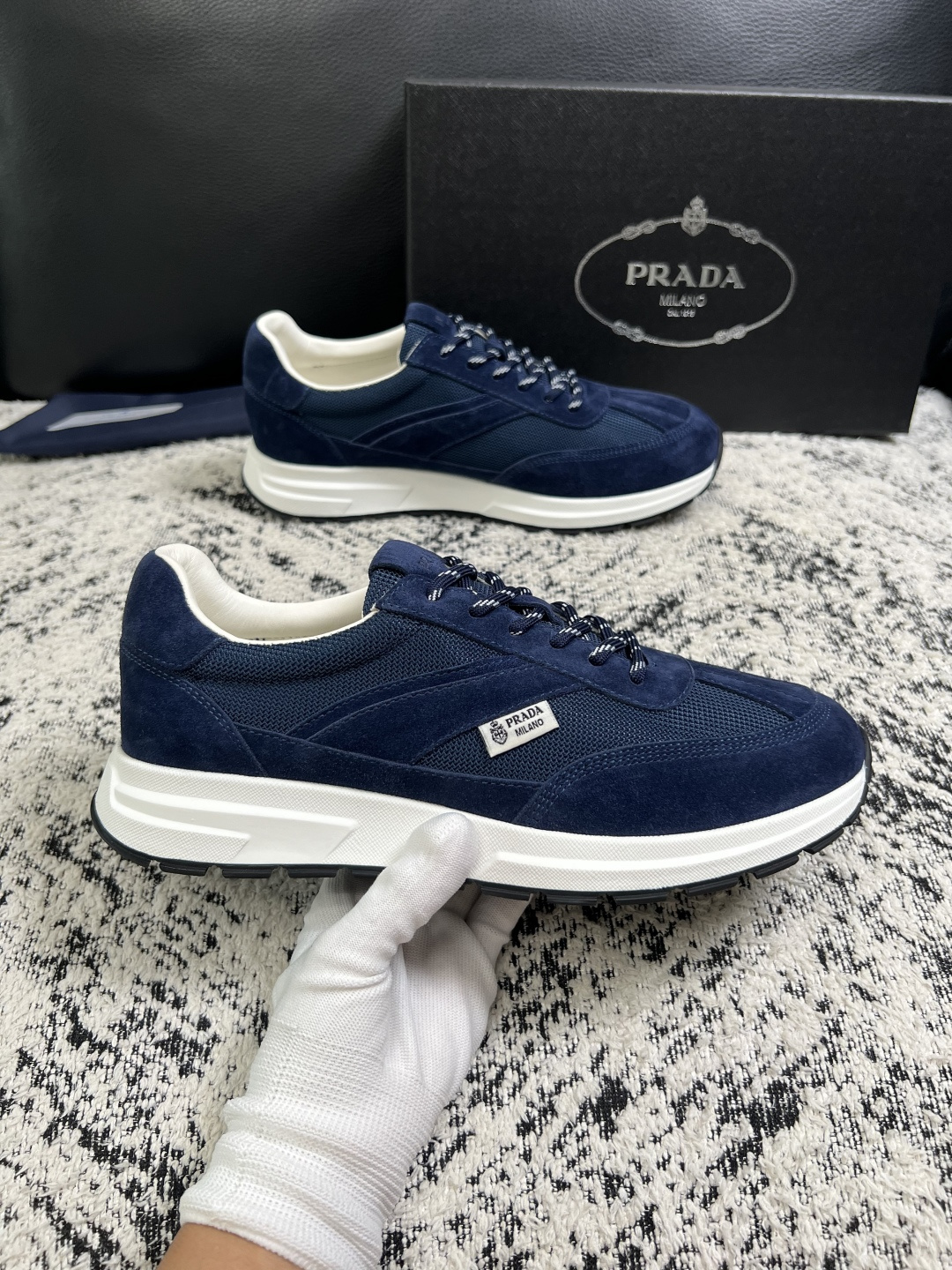 Prada  顶级工艺品，普拉达 专柜同步，原厂配置意大利进口牛皮拼布面料，进口牛皮内里垫，透气舒适，鞋底：原厂特供原版