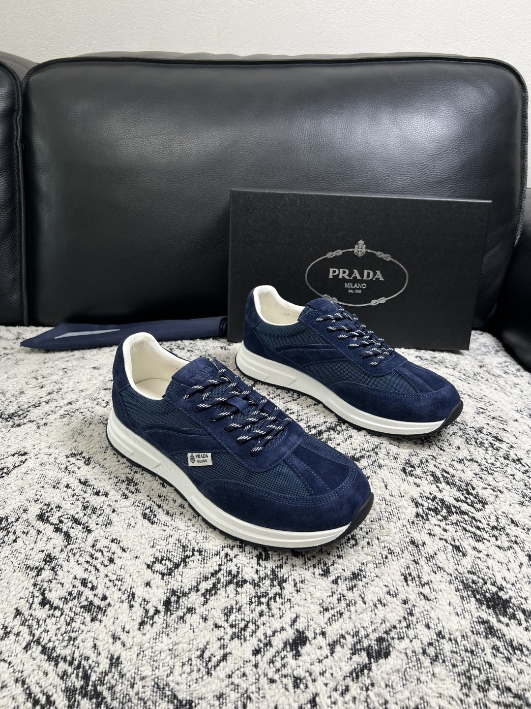 Prada  顶级工艺品，普拉达 专柜同步，原厂配置意大利进口牛皮拼布面料，进口牛皮内里垫，透气舒适，鞋底：原厂特供原版