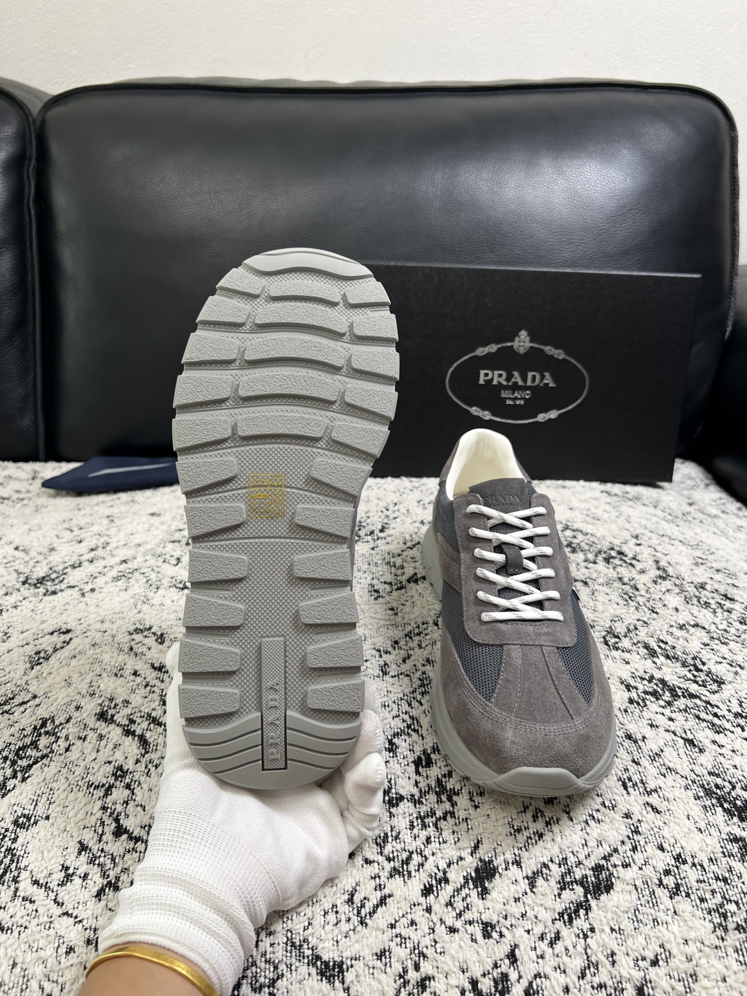 Prada  顶级工艺品，普拉达 专柜同步，原厂配置意大利进口牛皮拼布面料，进口牛皮内里垫，透气舒适，鞋底：原厂特供原版
