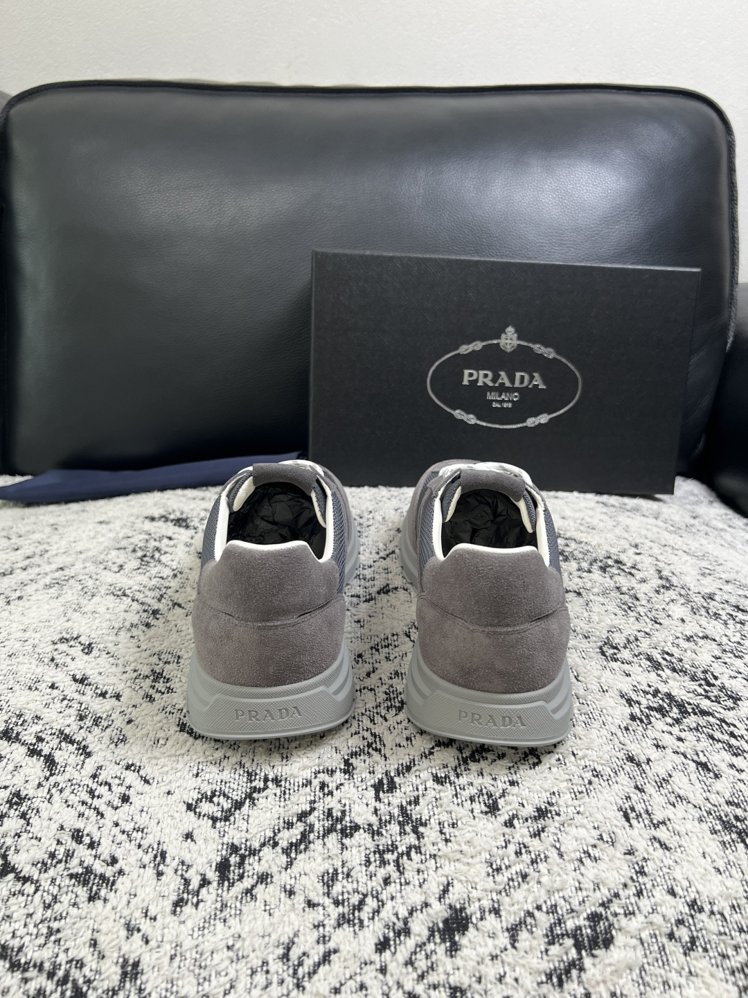 Prada  顶级工艺品，普拉达 专柜同步，原厂配置意大利进口牛皮拼布面料，进口牛皮内里垫，透气舒适，鞋底：原厂特供原版