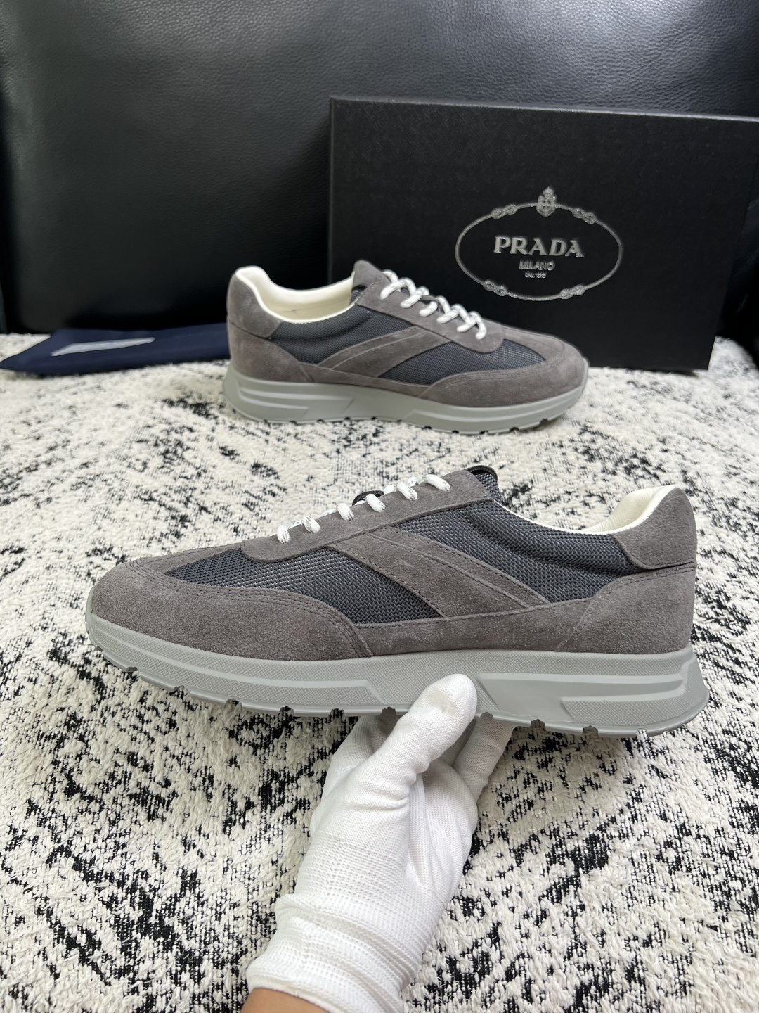Prada  顶级工艺品，普拉达 专柜同步，原厂配置意大利进口牛皮拼布面料，进口牛皮内里垫，透气舒适，鞋底：原厂特供原版