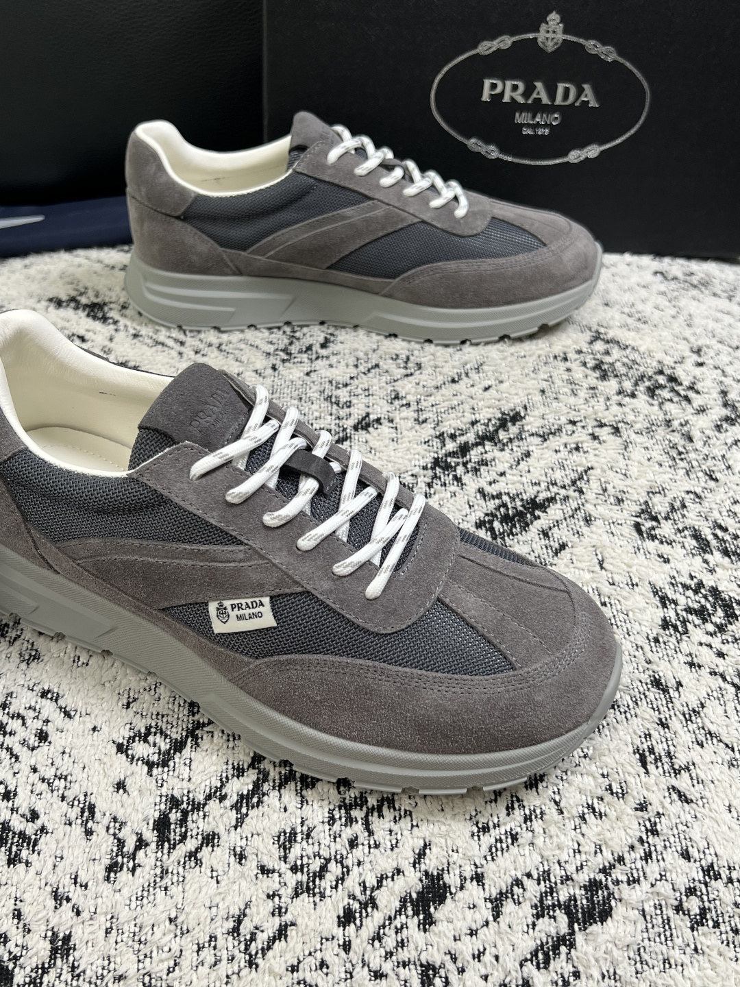Prada  顶级工艺品，普拉达 专柜同步，原厂配置意大利进口牛皮拼布面料，进口牛皮内里垫，透气舒适，鞋底：原厂特供原版