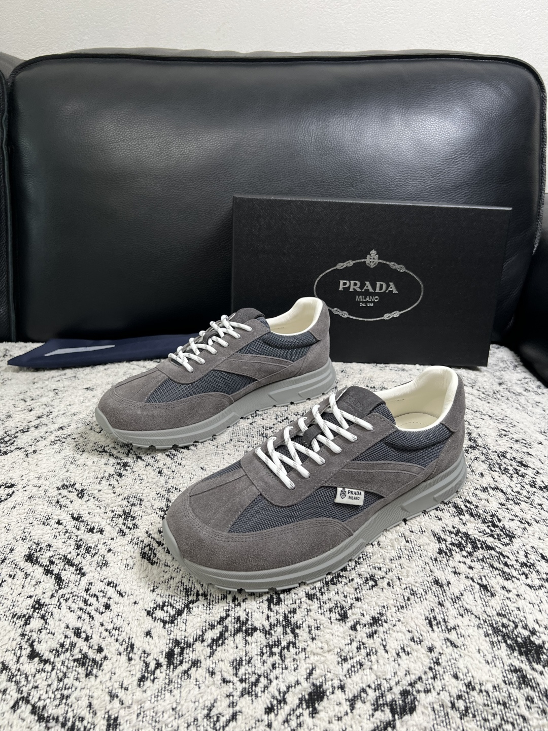 Prada  顶级工艺品，普拉达 专柜同步，原厂配置意大利进口牛皮拼布面料，进口牛皮内里垫，透气舒适，鞋底：原厂特供原版