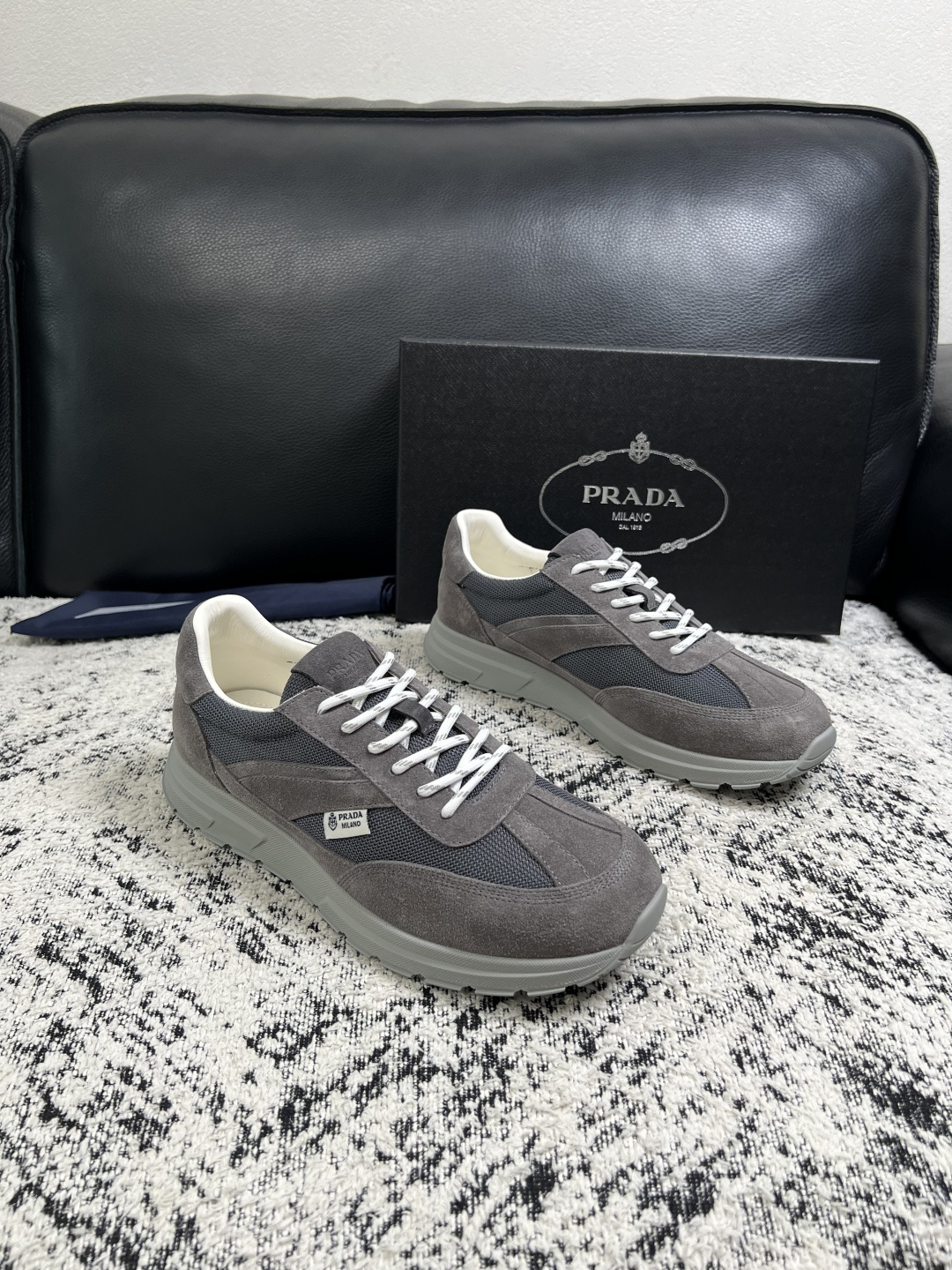 Prada  顶级工艺品，普拉达 专柜同步，原厂配置意大利进口牛皮拼布面料，进口牛皮内里垫，透气舒适，鞋底：原厂特供原版