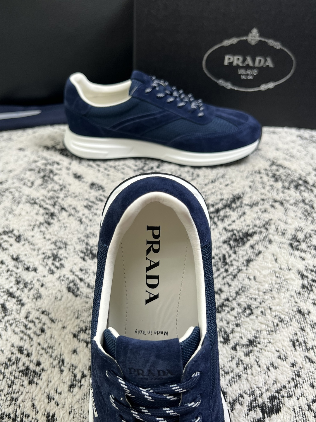 Prada  顶级工艺品，普拉达 专柜同步，原厂配置意大利进口牛皮拼布面料，进口牛皮内里垫，透气舒适，鞋底：原厂特供原版