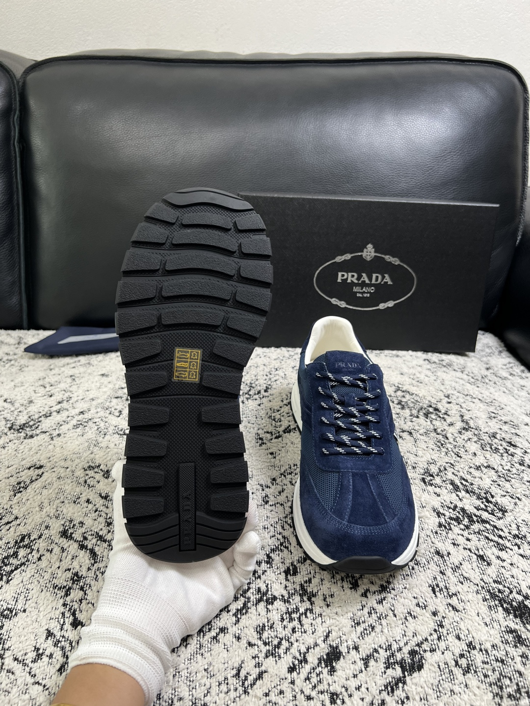 Prada  顶级工艺品，普拉达 专柜同步，原厂配置意大利进口牛皮拼布面料，进口牛皮内里垫，透气舒适，鞋底：原厂特供原版