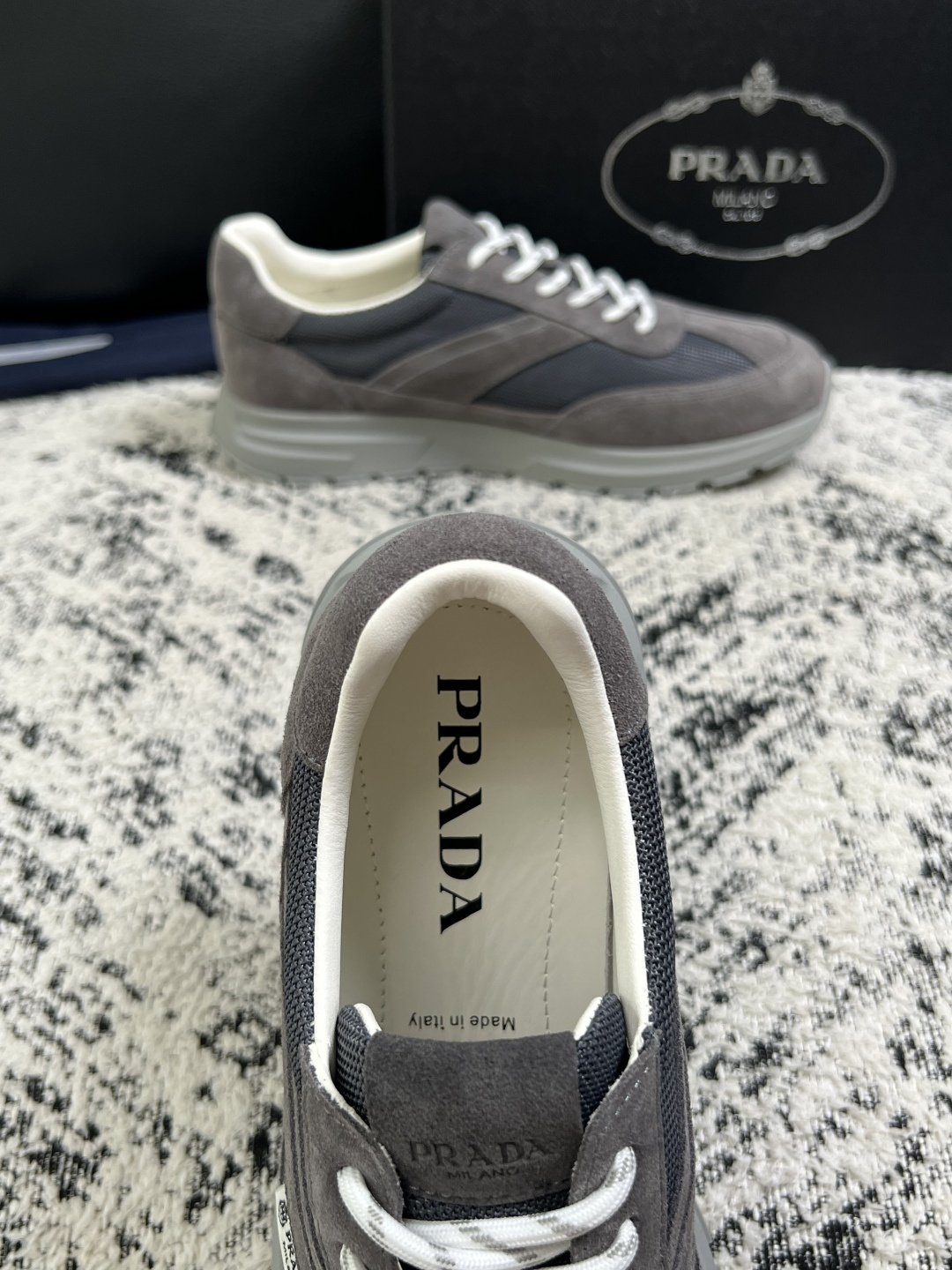 Prada  顶级工艺品，普拉达 专柜同步，原厂配置意大利进口牛皮拼布面料，进口牛皮内里垫，透气舒适，鞋底：原厂特供原版