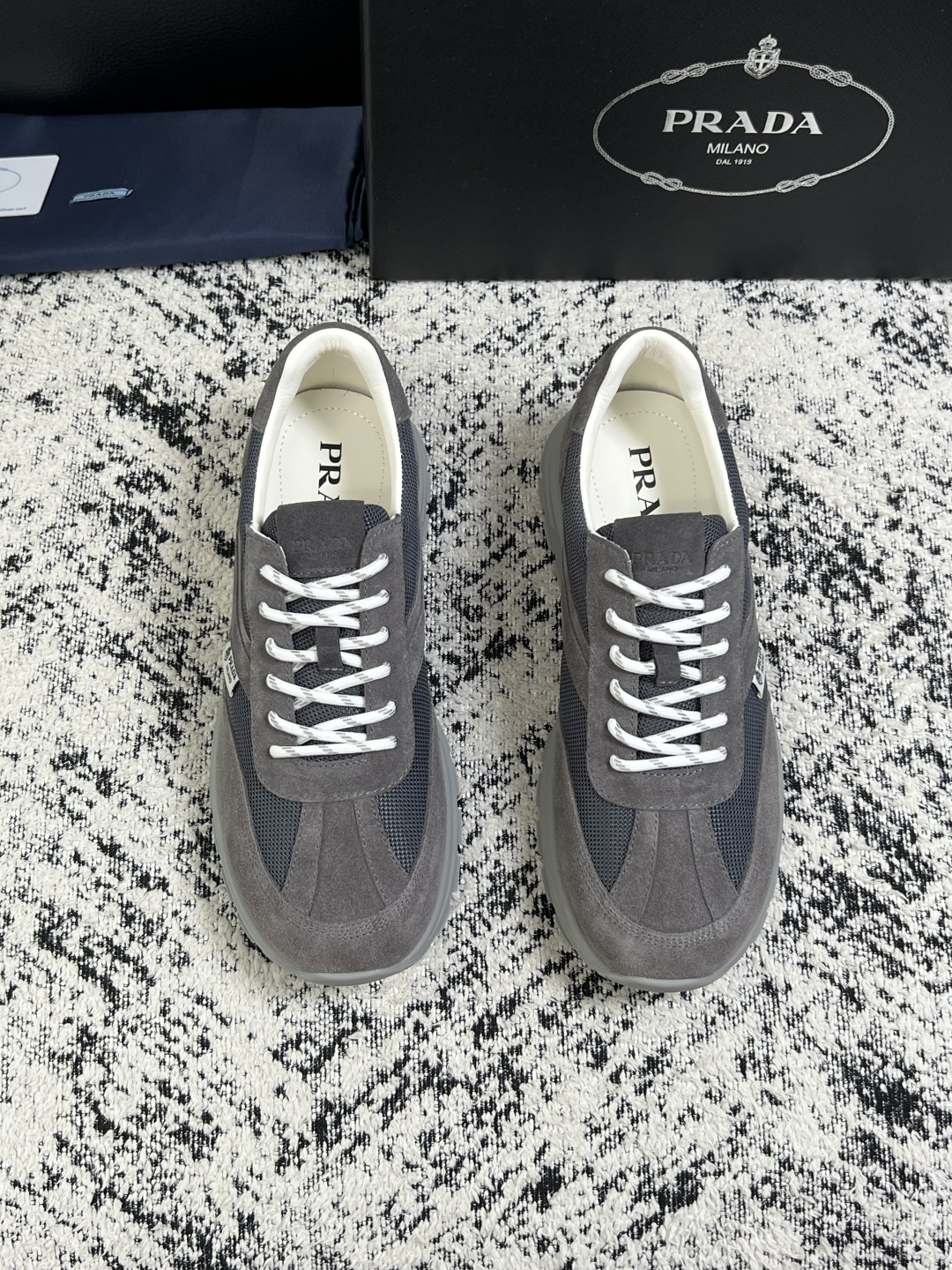 Prada  顶级工艺品，普拉达 专柜同步，原厂配置意大利进口牛皮拼布面料，进口牛皮内里垫，透气舒适，鞋底：原厂特供原版