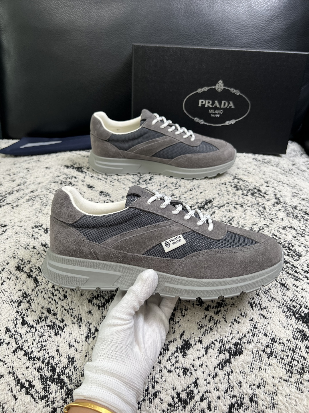 Prada  顶级工艺品，普拉达 专柜同步，原厂配置意大利进口牛皮拼布面料，进口牛皮内里垫，透气舒适，鞋底：原厂特供原版