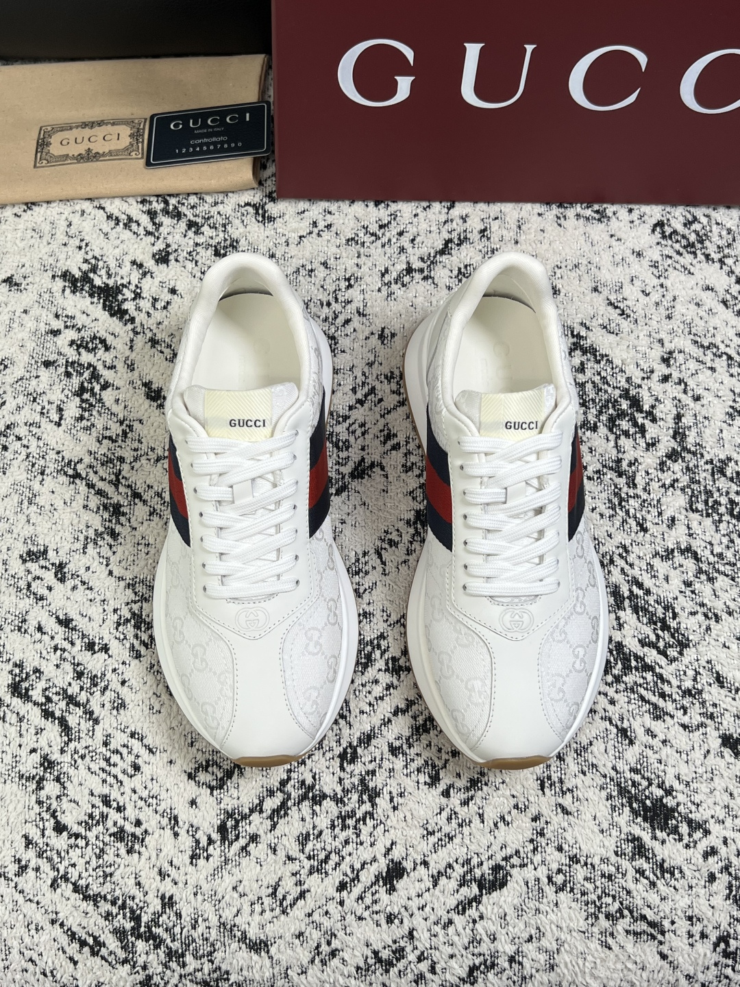Gucci 高品质  顶级工艺品  古奇  专柜新款原厂配置，意大利进口牛皮面料，进口牛皮内里垫，透气舒适，鞋底：原厂特