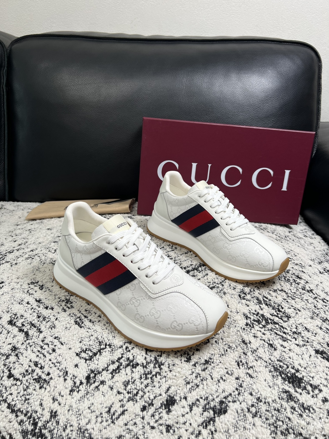 Gucci 高品质  顶级工艺品  古奇  专柜新款原厂配置，意大利进口牛皮面料，进口牛皮内里垫，透气舒适，鞋底：原厂特