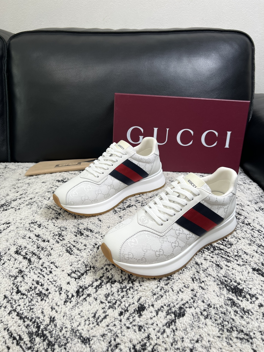 Gucci 高品质  顶级工艺品  古奇  专柜新款原厂配置，意大利进口牛皮面料，进口牛皮内里垫，透气舒适，鞋底：原厂特