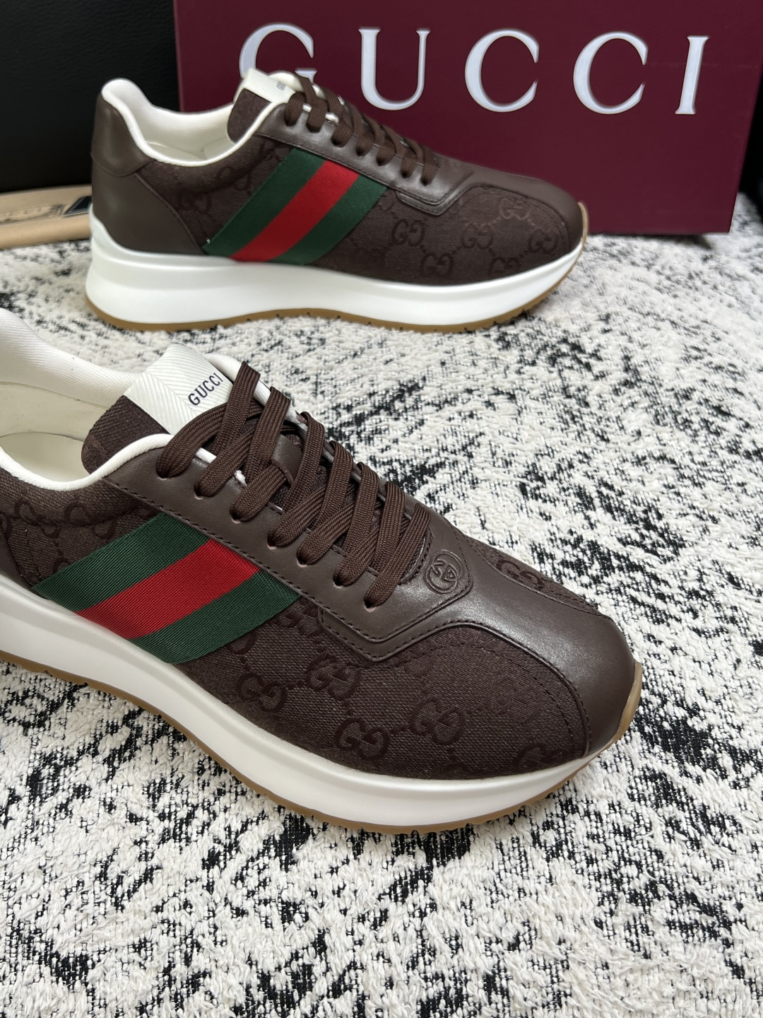 Gucci 高品质  顶级工艺品  古奇  专柜新款原厂配置，意大利进口牛皮面料，进口牛皮内里垫，透气舒适，鞋底：原厂特