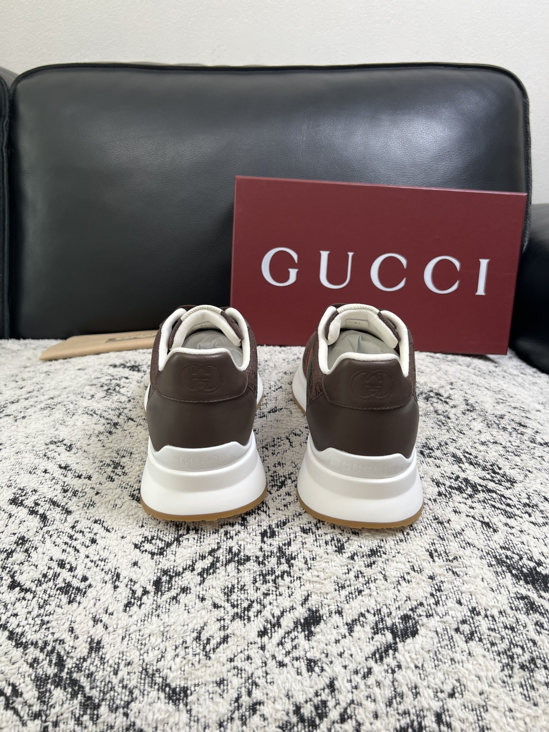 Gucci 高品质  顶级工艺品  古奇  专柜新款原厂配置，意大利进口牛皮面料，进口牛皮内里垫，透气舒适，鞋底：原厂特