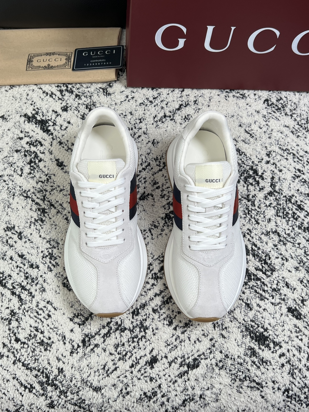 Gucci 高品质  顶级工艺品  古奇  专柜新款原厂配置，意大利进口牛皮面料，进口牛皮内里垫，透气舒适，鞋底：原厂特