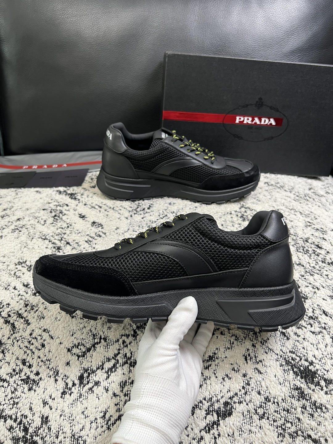 Prada  顶级工艺品，普拉达 专柜同步，原厂配置意大利进口牛皮拼布面料，进口牛皮内里垫，透气舒适，鞋底：原厂特供原版