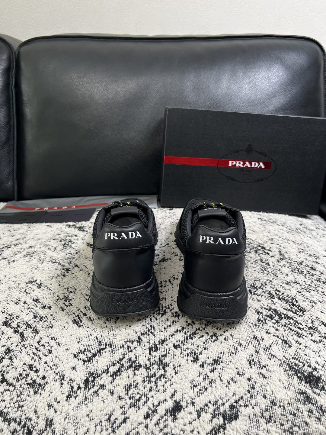 Prada  顶级工艺品，普拉达 专柜同步，原厂配置意大利进口牛皮拼布面料，进口牛皮内里垫，透气舒适，鞋底：原厂特供原版