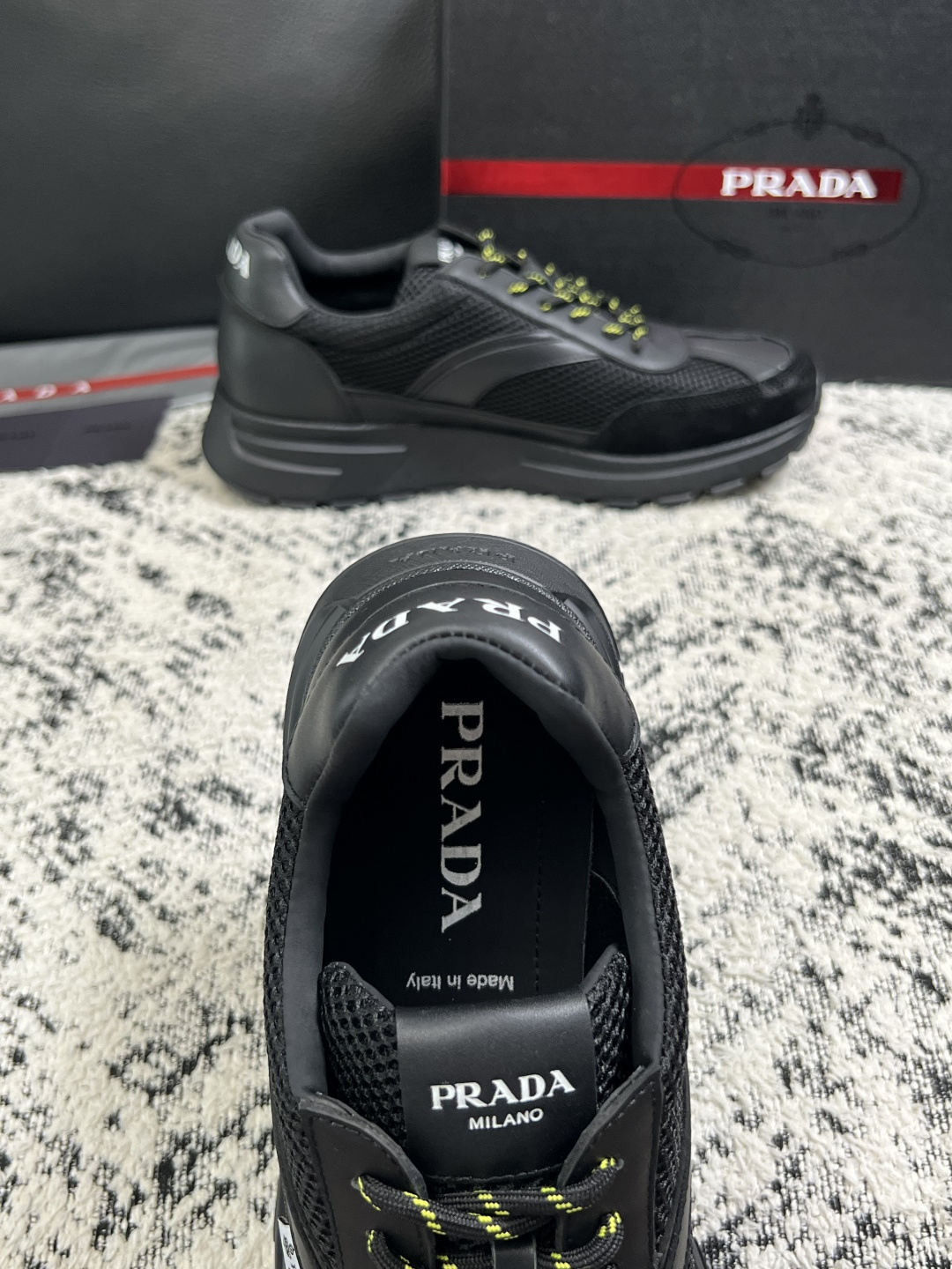 Prada  顶级工艺品，普拉达 专柜同步，原厂配置意大利进口牛皮拼布面料，进口牛皮内里垫，透气舒适，鞋底：原厂特供原版