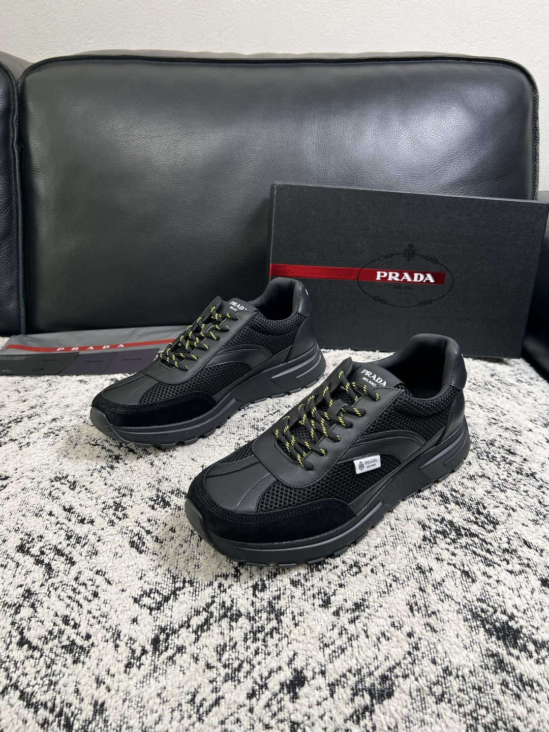 Prada  顶级工艺品，普拉达 专柜同步，原厂配置意大利进口牛皮拼布面料，进口牛皮内里垫，透气舒适，鞋底：原厂特供原版