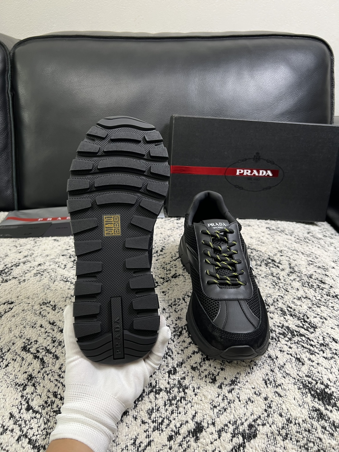 Prada  顶级工艺品，普拉达 专柜同步，原厂配置意大利进口牛皮拼布面料，进口牛皮内里垫，透气舒适，鞋底：原厂特供原版