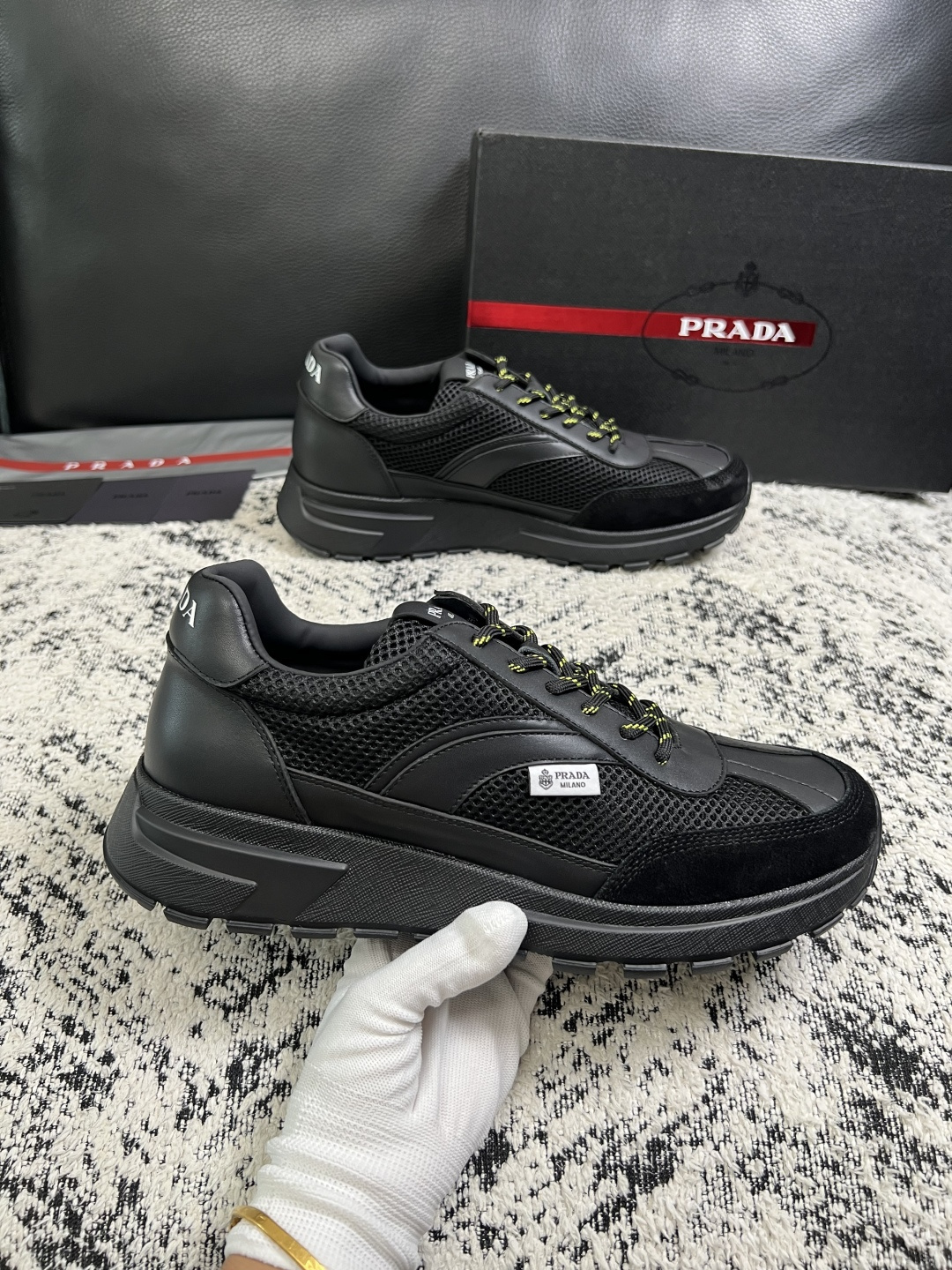 Prada  顶级工艺品，普拉达 专柜同步，原厂配置意大利进口牛皮拼布面料，进口牛皮内里垫，透气舒适，鞋底：原厂特供原版