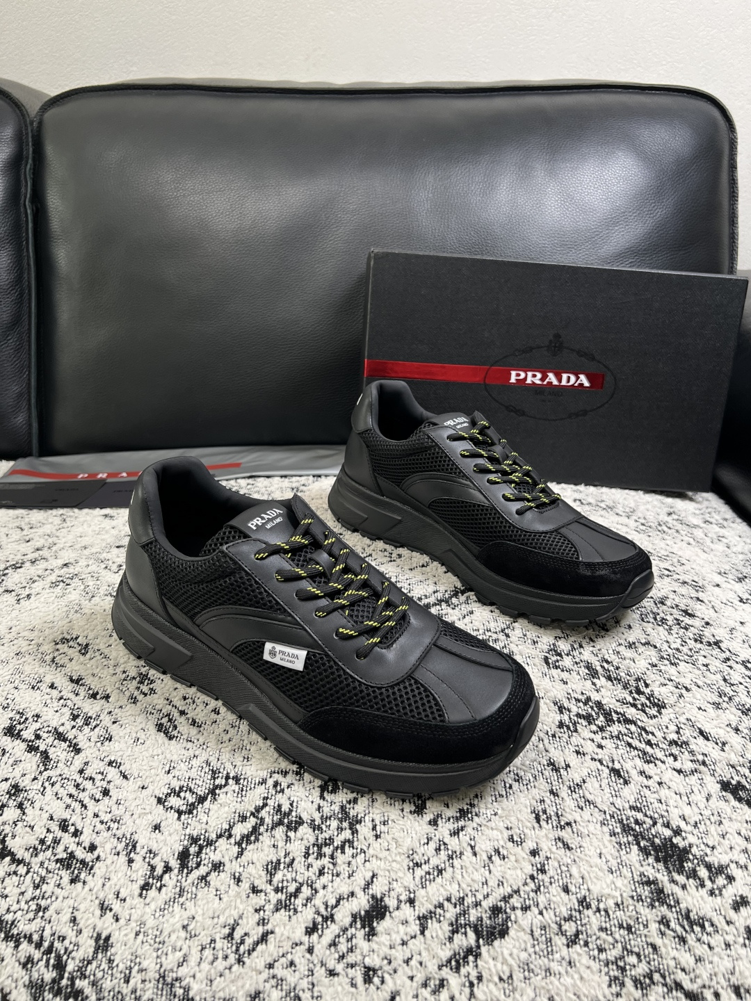 Prada  顶级工艺品，普拉达 专柜同步，原厂配置意大利进口牛皮拼布面料，进口牛皮内里垫，透气舒适，鞋底：原厂特供原版
