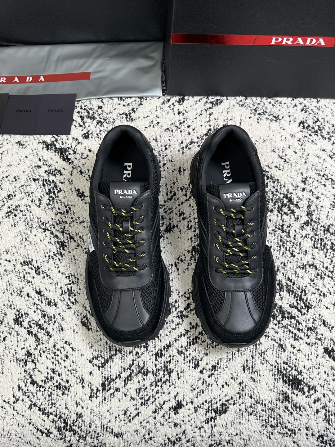 Prada  顶级工艺品，普拉达 专柜同步，原厂配置意大利进口牛皮拼布面料，进口牛皮内里垫，透气舒适，鞋底：原厂特供原版