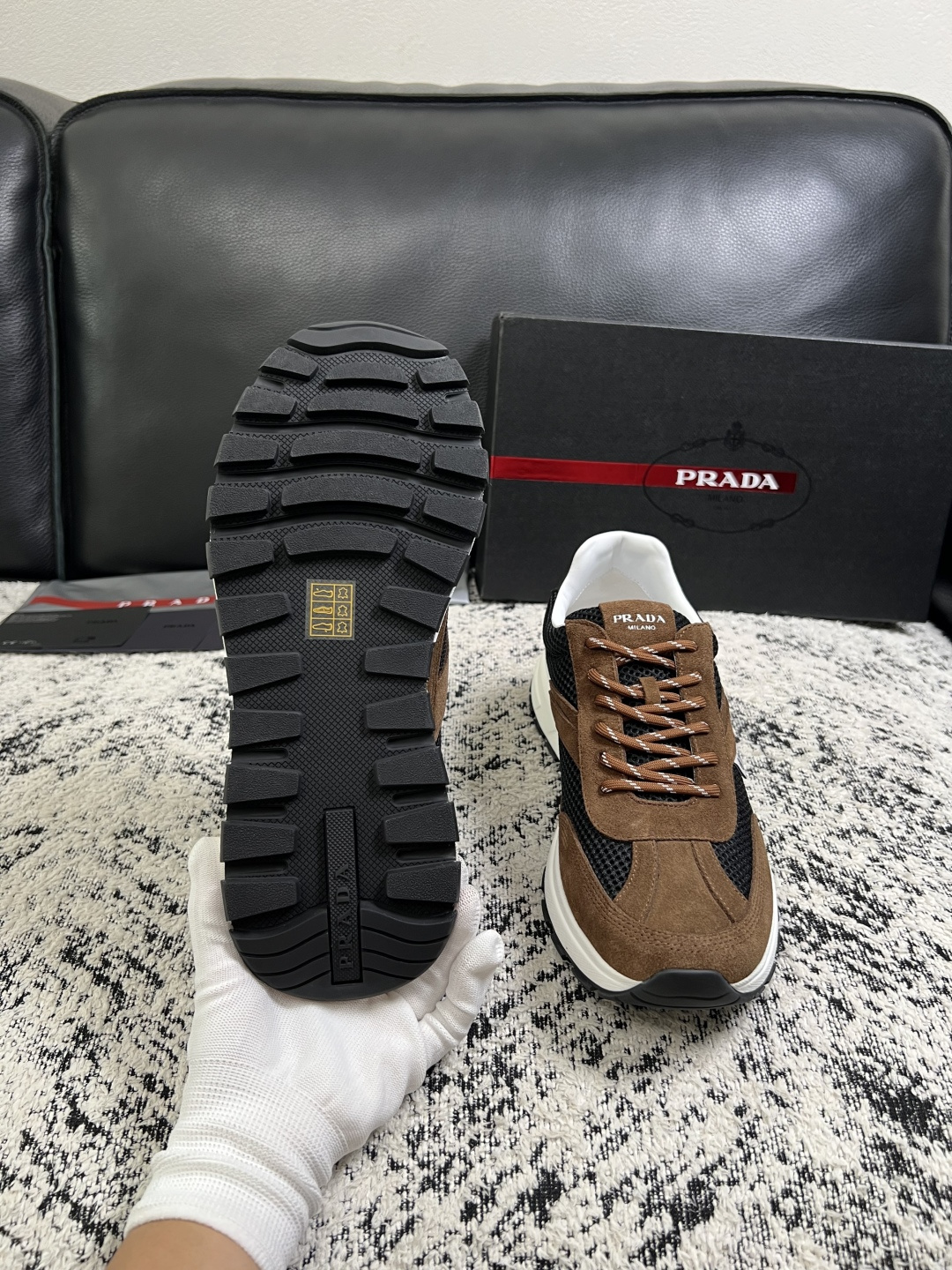 Prada  顶级工艺品，普拉达 专柜同步，原厂配置意大利进口牛皮拼布面料，进口牛皮内里垫，透气舒适，鞋底：原厂特供原版